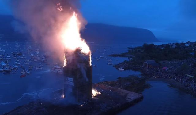Norvežani zapalili lomaèu visoku kao Kip slobode (VIDEO)